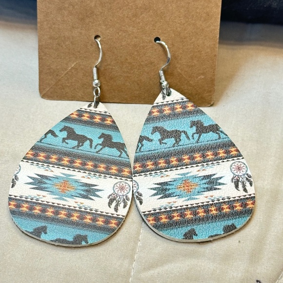 2/$15 Silver tone hook Aztec Horse dangle earrings Retro teardrop Lightweight - Picture 2 of 6
